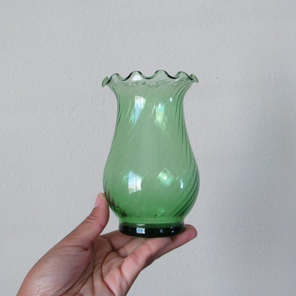 Small Emerald Green Glass Flower Vase Bud Vase Decorative Table Vase Classic - Picture 7 of 8